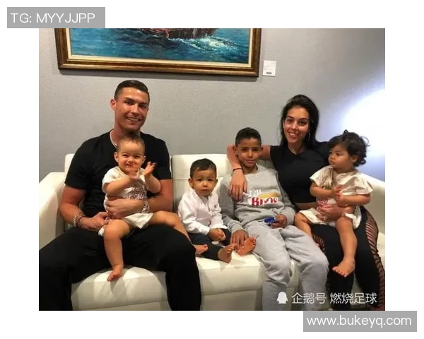 乔治与足球明星亲密合影高清展现运动魅力与友谊瞬间