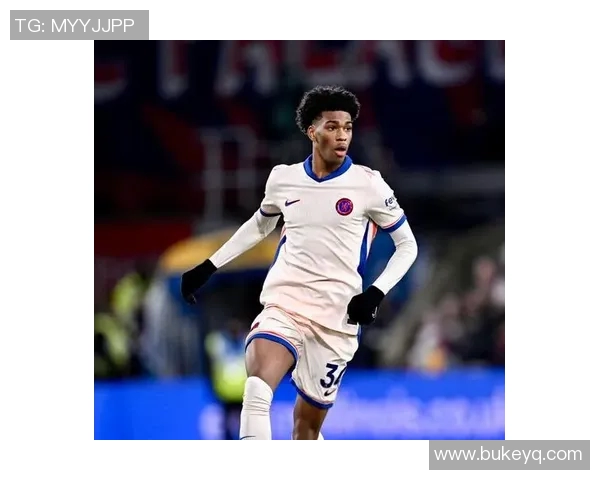 足球明星在比赛中蹲地瞬间高清图片展现运动员的专注与坚持