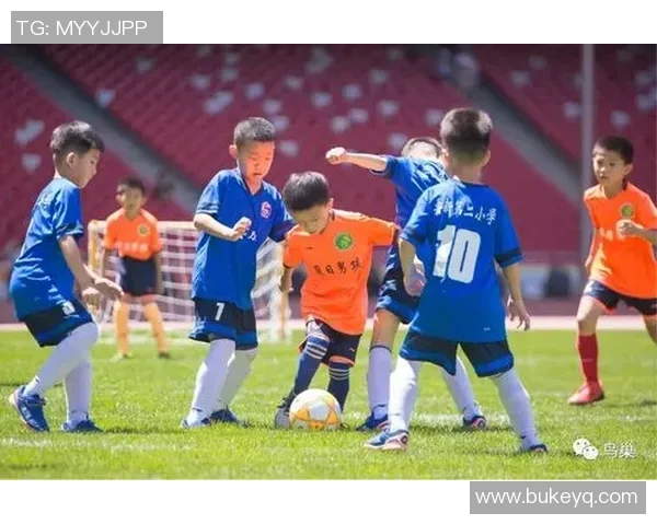 阳光开朗的大男孩足球明星带你领略激情与梦想的完美结合